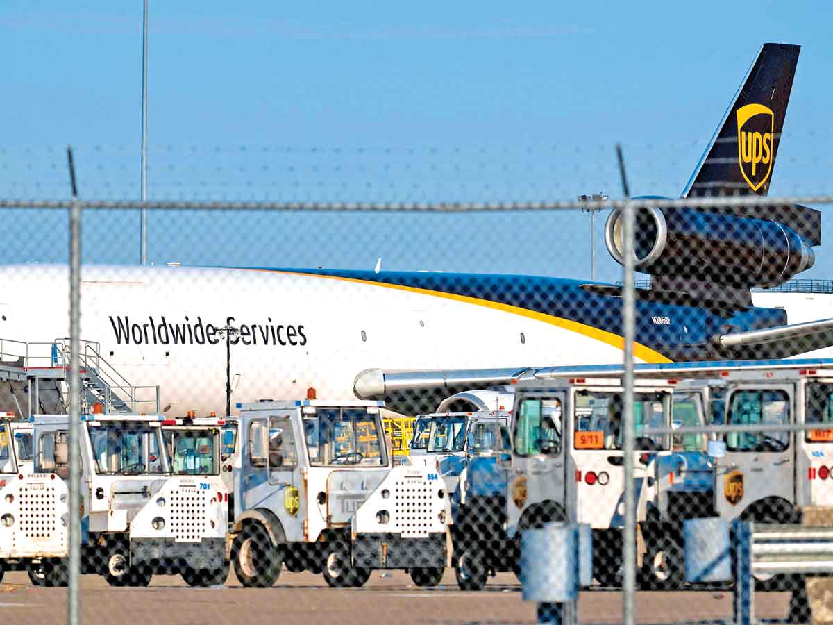 Desarrollo dramático a bordo: Avión sufre fallo técnico, motor se incendia y se desprenden, llevando a una tragedia que deja un saldo humano devastador.