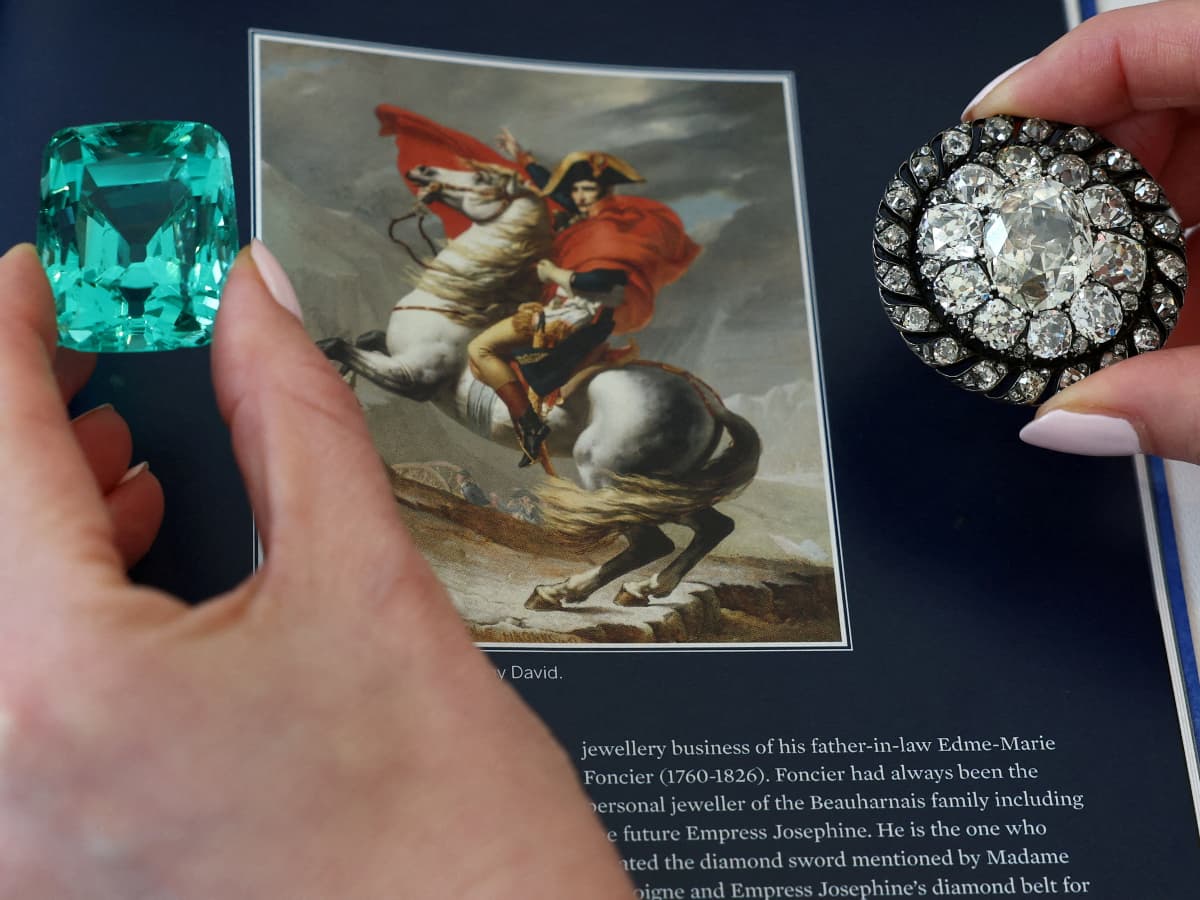 "La joya del Imperio: Un broche de Napoleón alcanza cifra histórica de 4 millones 200 mil dólares en subasta"