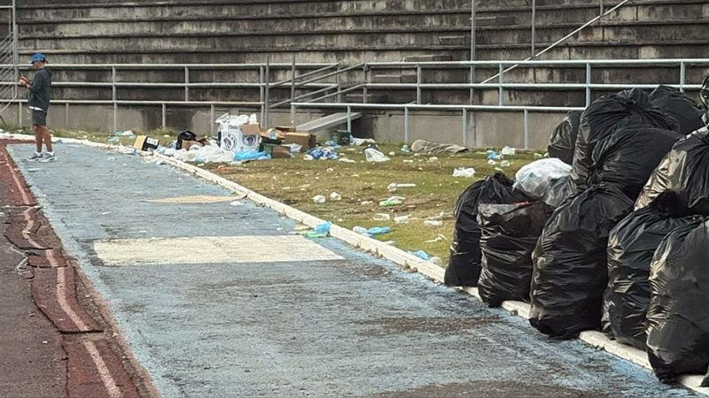 "Basura en la platea: Denuncia pone en entredicho limpieza y responsabilidad del estadio después de concierto de estrellas del rock nacional"