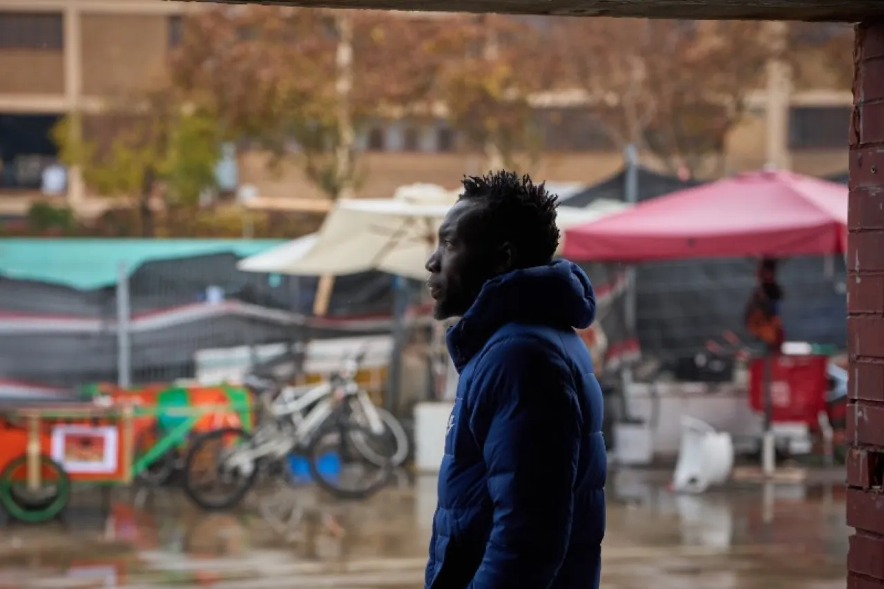 Desplazamiento forzado en la frontera: la tensa operación policial que afectó a más de 300 personas en un centro escolar