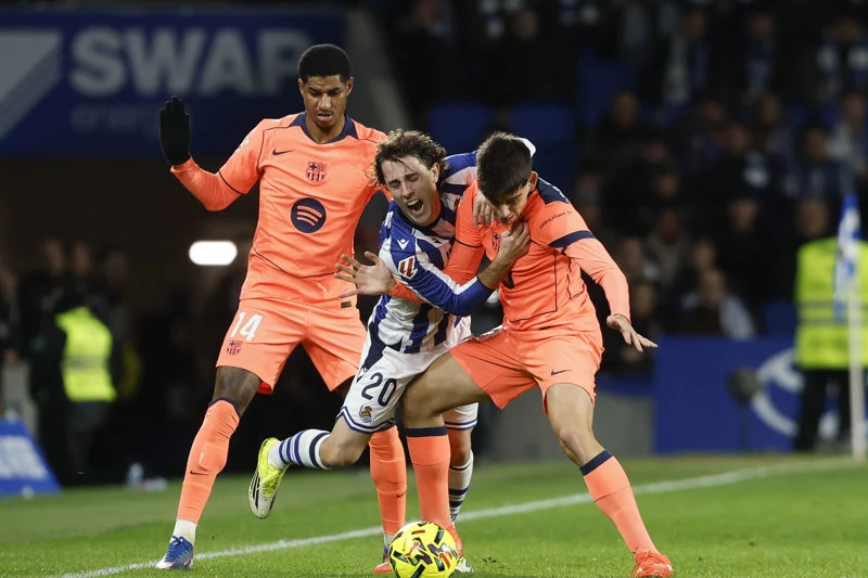 El Barcelona cae 2-1 ante la Real Sociedad y arriesga el liderato