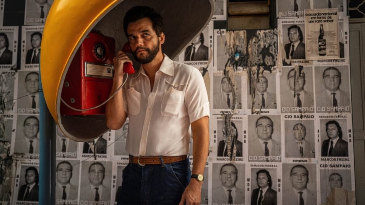 La estrella del cine recibe galardón en glamourosa ceremonia por thriller que entusiasmó a millones