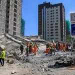 Tragedia en Kenia: Edificio cesa a existir, al menos 4 vidas suspendidas entre ruinas y desesperanza.