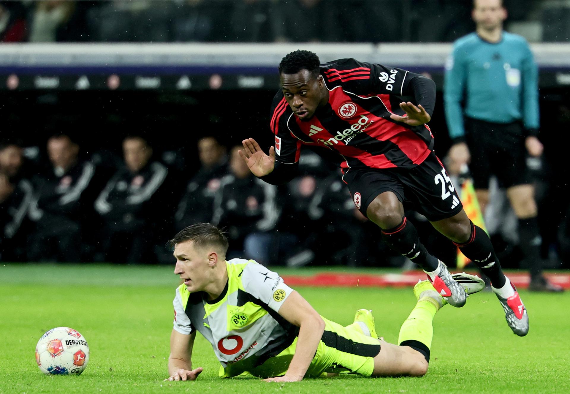 "El Milagro de Alemania: Chukwuemeka y el Dortmund protagonizan un récord histórico al alcanzar el empate en el minuto 96 y escalar a la siguiente ronda"