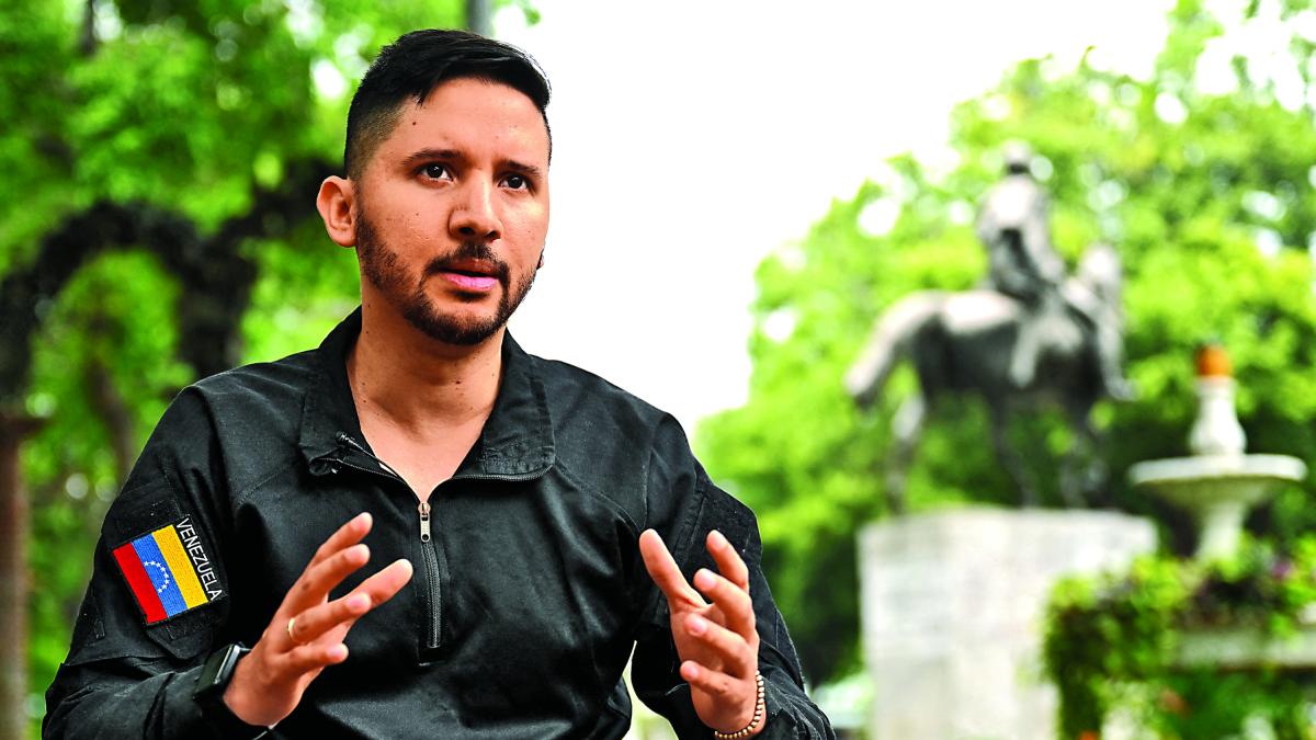 Deserteros venezolanos buscan liderazgo militar en el país y negociarán con la presidenta interina.